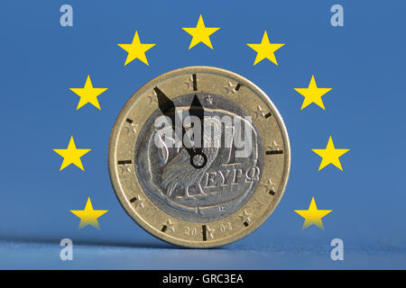 High Noon pour Grèce horloge avec Euro Coin Grec et pavillon de l'UE Banque D'Images