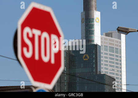 Panneau d'arrêt avec le siège de la Commerzbank Banque D'Images