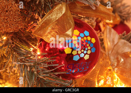 Symbole de la Coupe du Monde de Football 2022 au Qatar sur un arbre de noël ornement Banque D'Images