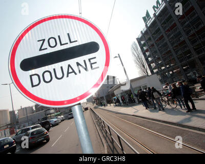 Panneau de circulation des douanes à la frontière suisse allemande à Weil am Rhein Banque D'Images