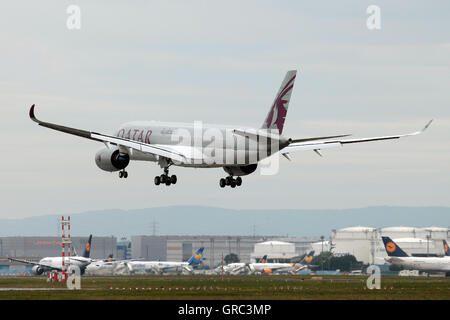 Airbus A350 de Qatar Airways à l'atterrissage à Frankfurt Rhein Main Airport Banque D'Images