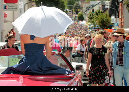 Festival golden oldies en Wettenberg femme en robe contemporaine pose Banque D'Images