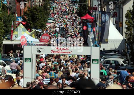 Fête traditionnelle golden oldies en Wettenberg attire des masses de visiteurs Banque D'Images