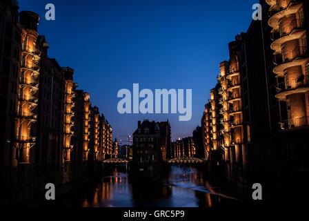 Hambourg, le quartier d'entrepôts, lumières, nuit, Château à douves Banque D'Images