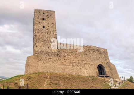 Ruines du château médiéval de Checiny, Pologne Banque D'Images