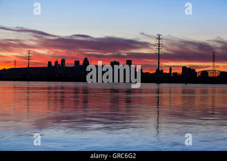 Heure bleue dans le centre-ville de Montréal compte dans le fleuve Saint-Laurent, Québec, Canada, Banque D'Images