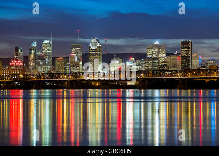 Heure bleue dans le centre-ville de Montréal compte dans le fleuve Saint-Laurent, Québec, Canada, Banque D'Images