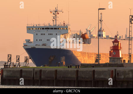 Car-ferry sur la jetée Ouest Banque D'Images