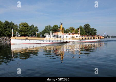 Bateau à Vapeur à roue radiale sur le Chiemsee Banque D'Images