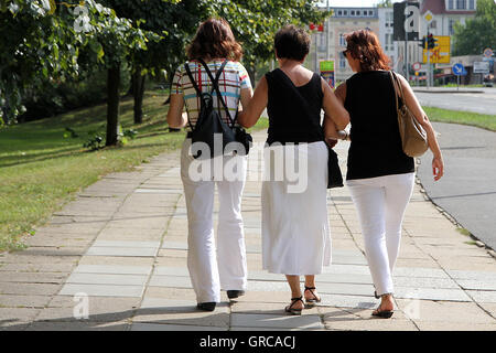 Trois femmes marchant Banque D'Images