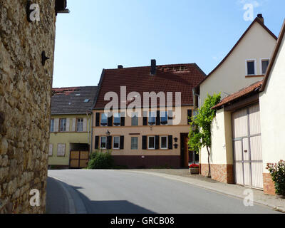 Road à Framersheim avec toits détruits après la tempête, Rheinland Pfalz Banque D'Images