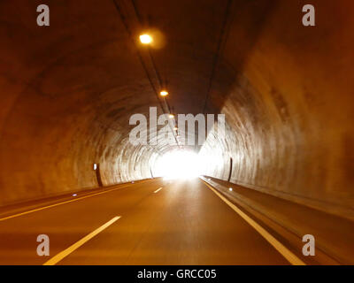 Reflets de lumière au bout du tunnel, symbole de lueur d'espoir, de mourir, de croyance Banque D'Images