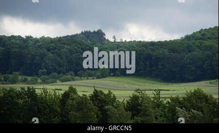 Paysage près de Bad Staffelstein En Lichtenfels County en pleine tempête au début de l'été 2016, Haute-Franconie Banque D'Images