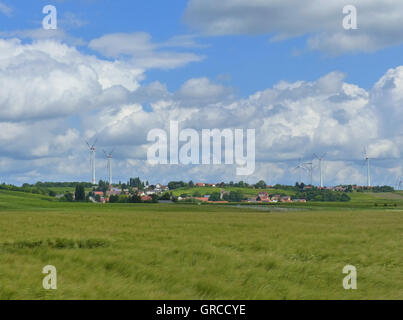 Village viticole Spiesheim en Hesse rhénane sous Blue Cloudy Sky Banque D'Images