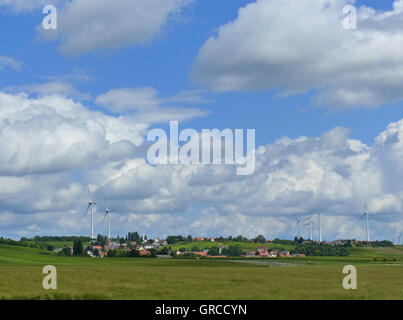 Village viticole Spiesheim en Hesse rhénane sous Blue Cloudy Sky Banque D'Images