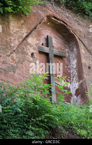 Croix en bois à l'Hermitage, Rock Bretzenheim, Hesse rhénane Banque D'Images