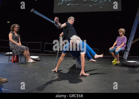 Londres, Royaume-Uni. 6 septembre 2016. Claire Cunningham et Jess Curtis effectuer la manière que vous regardez la danse (à moi) ce soir. Artiste britannique leader mobilité Claire Cunningham et chorégraphe et interprète international Jess Curtis effectuer ce duo qui permet de creuser chaque interprète ses habitudes et façons de voir les uns les autres - comme un homme et une femme d'âges différents, d'organismes et de milieux différents. Représentations les 6 et 7 septembre 2016 au Royal Festival Hall. Banque D'Images