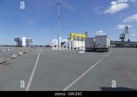 Les camions-remorques stationnés dans le Port de Ferry de Rostock Banque D'Images