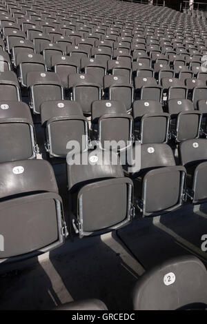 Rangées de sièges de chaises pliantes dans Stadium Banque D'Images