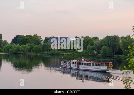 Bateau de tourisme en face d'une villa à Potsdam sur la Havel Banque D'Images