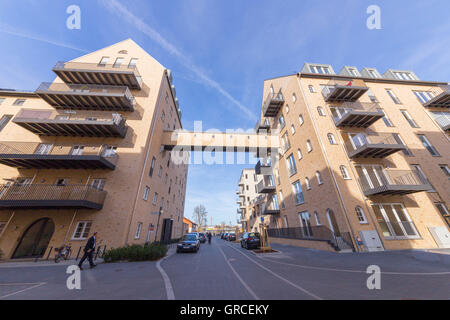 Maison de brique jaune avec pont et d'un balcon Banque D'Images