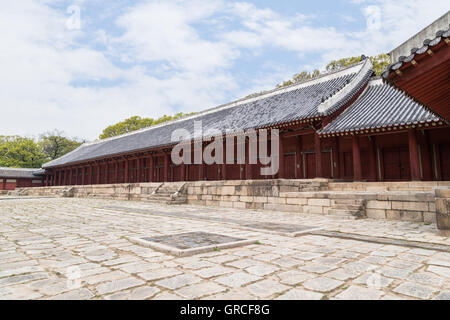 Jeongjeon - le hall principal du Sanctuaire de Jongmyo, à Séoul, Corée du Sud. Banque D'Images