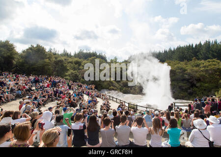 Rotorua, Nouvelle-Zélande - 25 Février 2015 : les touristes regardant l'éruption du geyser Lady Knox à Wai-o-Tapu National Park Banque D'Images