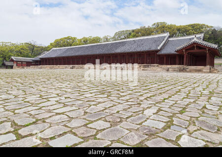 Plaza et Jeongjeon, le hall principal de la Sanctuaire de Jongmyo, à Séoul, Corée du Sud. Banque D'Images