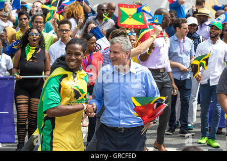 Brooklyn, États-Unis. 06 Sep, 2016. Maire de la ville de New York, Bill De Blasio marches et accueille les foules lors de la 49e journée américaine West Indian Carnaval de Brooklyn. Sous le thème, un des Caraïbes un seul peuple une seule voix, la West Indian Association Carnaval Journée américaine a tenu son exercice annuel de célébration de la fête du Travail. © Corazon Aguirre/Pacific Press/Alamy Live News Banque D'Images