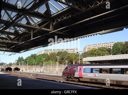 Vu la Vierge en pause à partir d'une plate-forme sur la principale gare ferroviaire de Sheffield à à Park Hill studios, Sheffield Yorkshire UK Banque D'Images