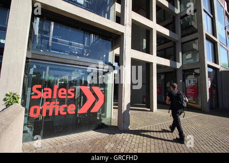 La signalisation indique le chemin vers le bureau de vente de la propriété de la rénovation du parc du flanc de colline appartements à Sheffield, Yorkshire UK 2016 Banque D'Images