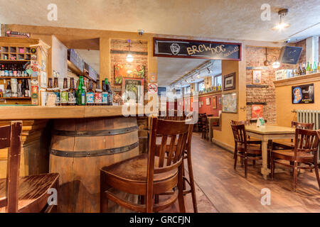 Saint Petersburg, Russie - le 15 juin 2014. Craft Bier Cafe interiors dans Gagarinskaya St., 6, Saint-Pétersbourg. Banque D'Images