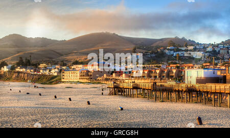 Coucher de soleil sur Pismo Beach Pier Banque D'Images