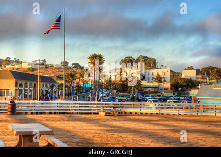 Coucher de soleil sur Pismo Beach Pier Banque D'Images