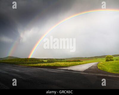 Arc-en-ciel sur Paysage avec Lumière et Street Banque D'Images