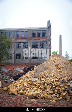 Ruine industrielle avec des tas de décombres Banque D'Images