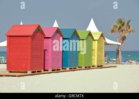 Rangée de cabines de change de couleur sur la plage Banque D'Images