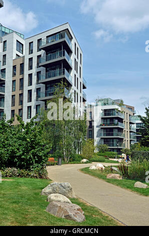 Blocs d'appartements modernes Woodberry Down avec path et l'aménagement paysager à l'avant Stoke Newington London Borough of London England UK Banque D'Images