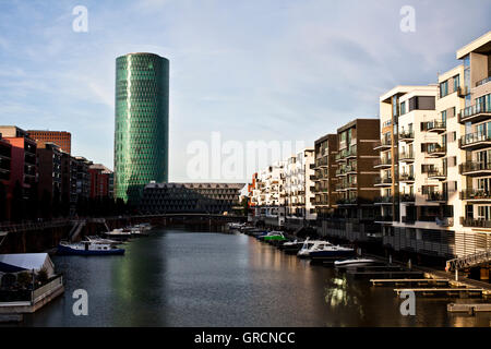 Westhafen Pier Francfort Avec Westhafen Tower Banque D'Images