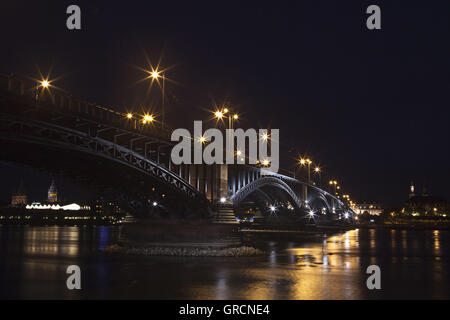 Nuit à Mayence avec Theodor Heuss Bridge et cathédrale Banque D'Images