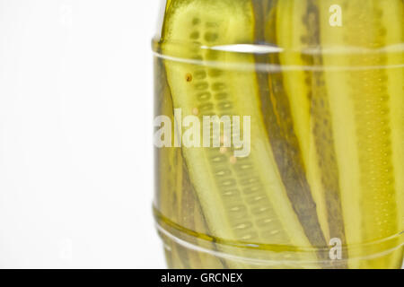 Cornichons au vinaigre dans un verre, Close Up, Studio Shot, High Key Banque D'Images