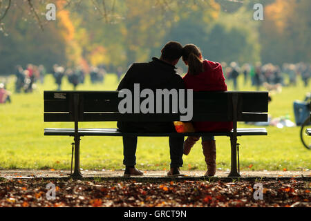 Couple assis sur un banc à Munich Banque D'Images