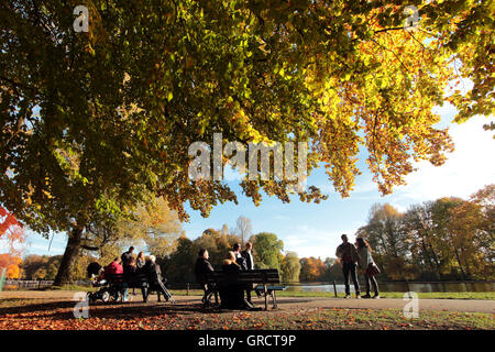 Impressions d'automne au jardin anglais à Munich Banque D'Images