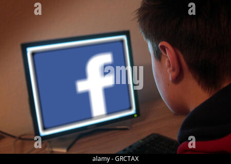 Adolescent surf sur le Web et l'utilisation de Facebook Banque D'Images