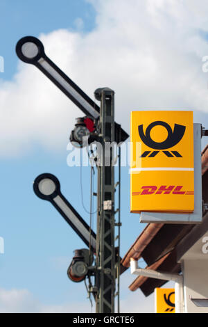 Emblème de Deutsche Post DHL Avec Signal ferroviaire montrant Rendez Banque D'Images