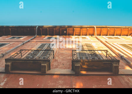 Façade d'une vieille maison au coucher du soleil Banque D'Images