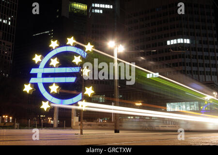 Symbole illuminé de l'Euro à Francfort dans la nuit Banque D'Images