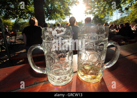 Verres de bière vides dans le soleil de l'après-midi à la Munich Beergarden Hirschgarten Banque D'Images