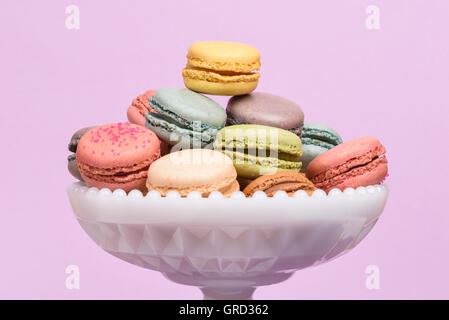 Macarons empilé dans un plat blanc Banque D'Images