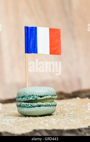 Drapeau français sur le macaron bleu dans cadre rustique Banque D'Images